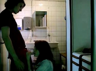 Девушка пытается оживить член парня