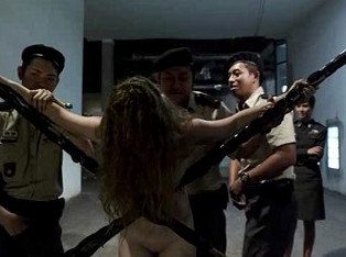 Молодую заключенную в тайской тюрьме насилуют и используют в групповухе