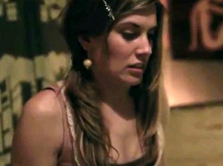 Студентка по пьяни проиграла свою попку в игре 'Бутылочка'